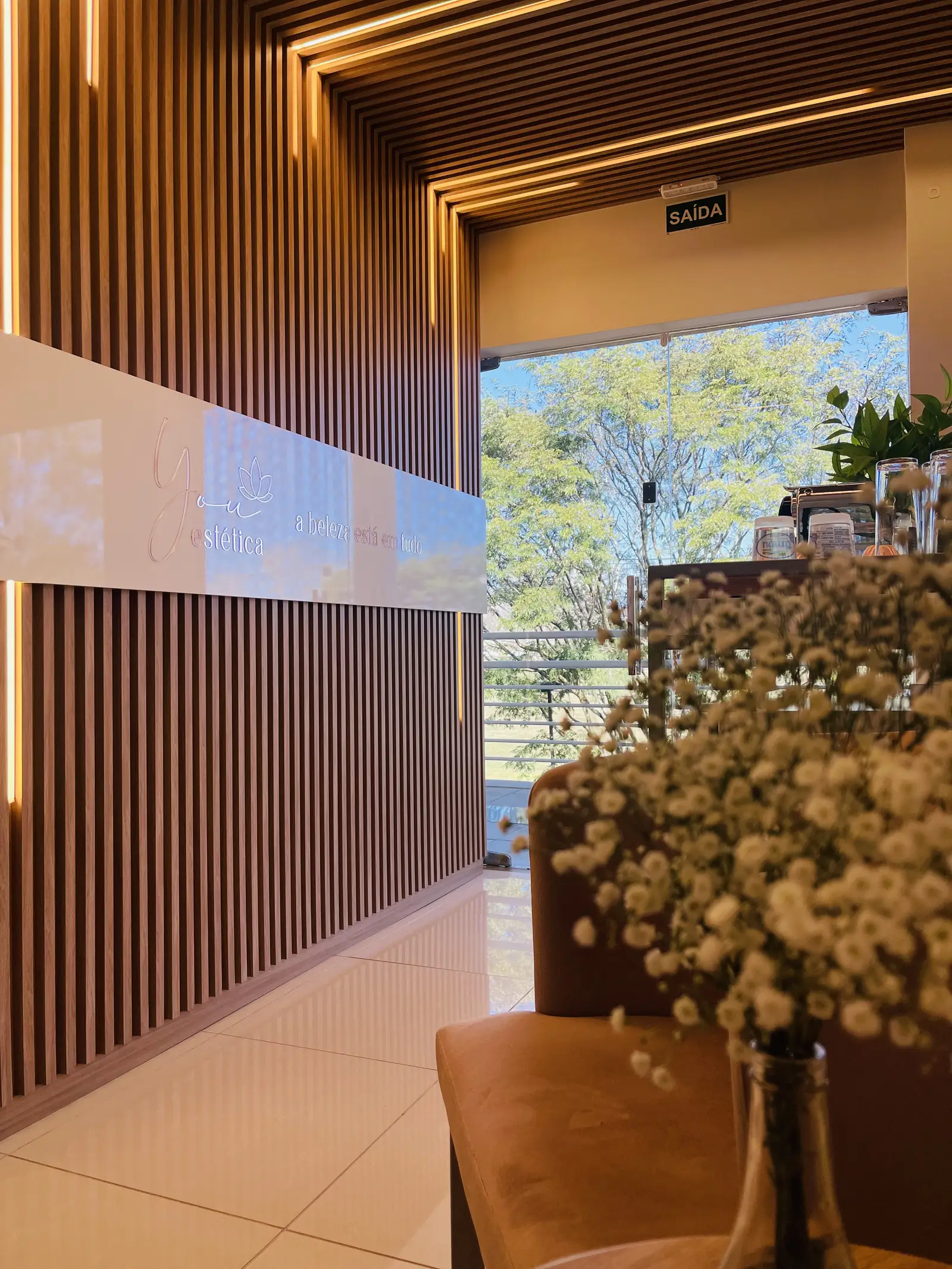 Recepção da You Estética com decoração natural
