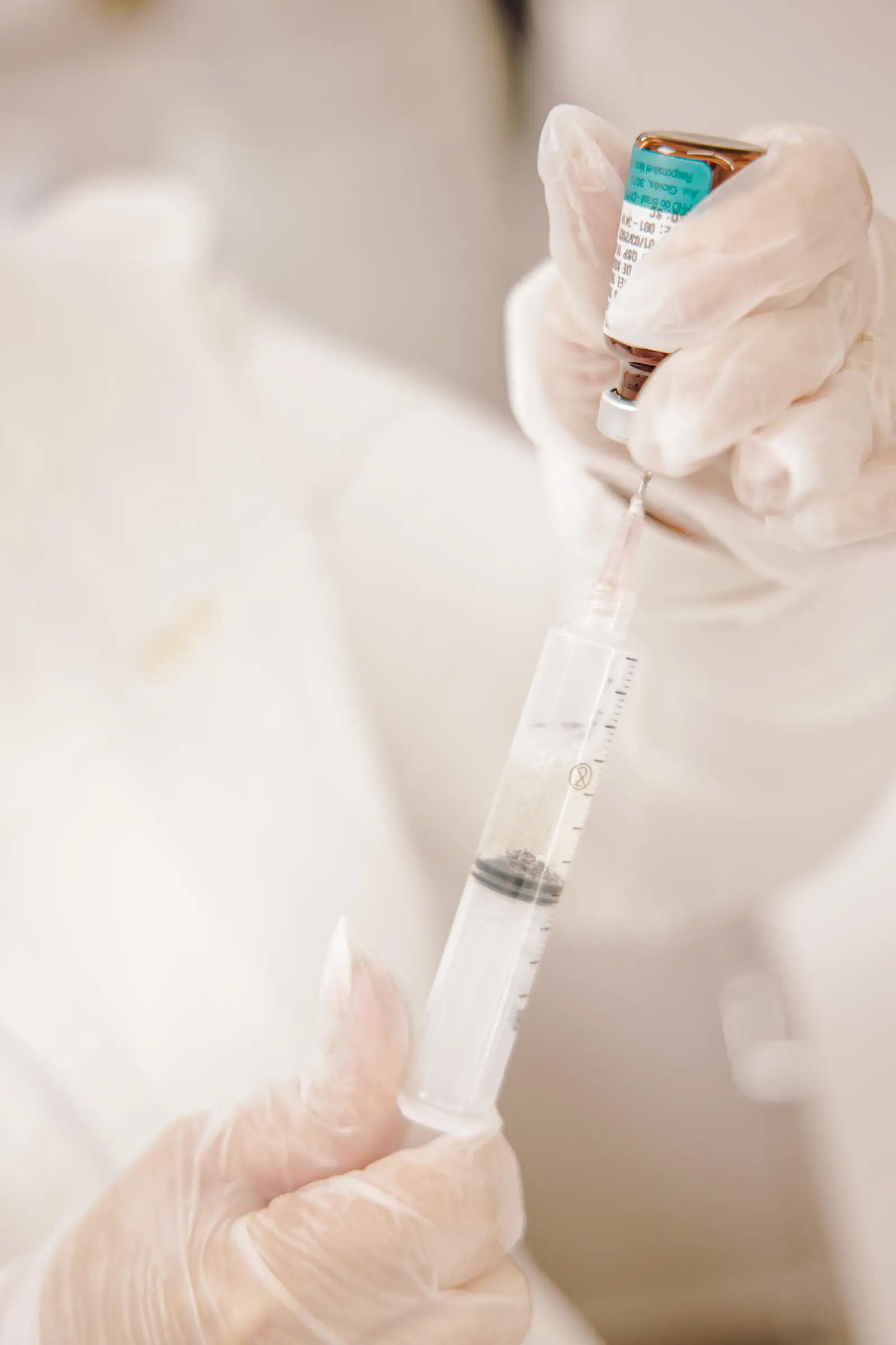 Aplicação de bioestimulador de colágeno