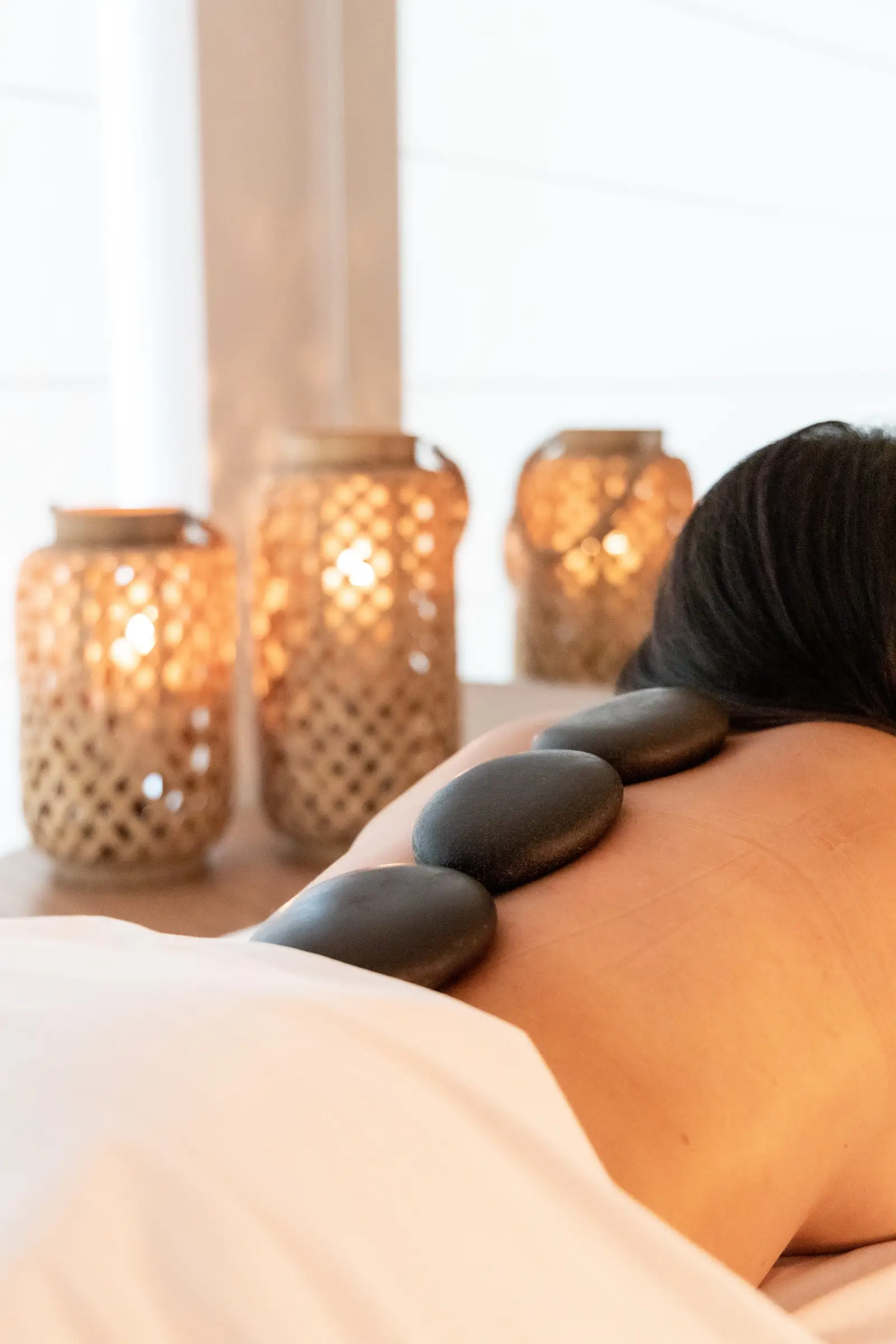 Massagem relaxante com pedras quentes