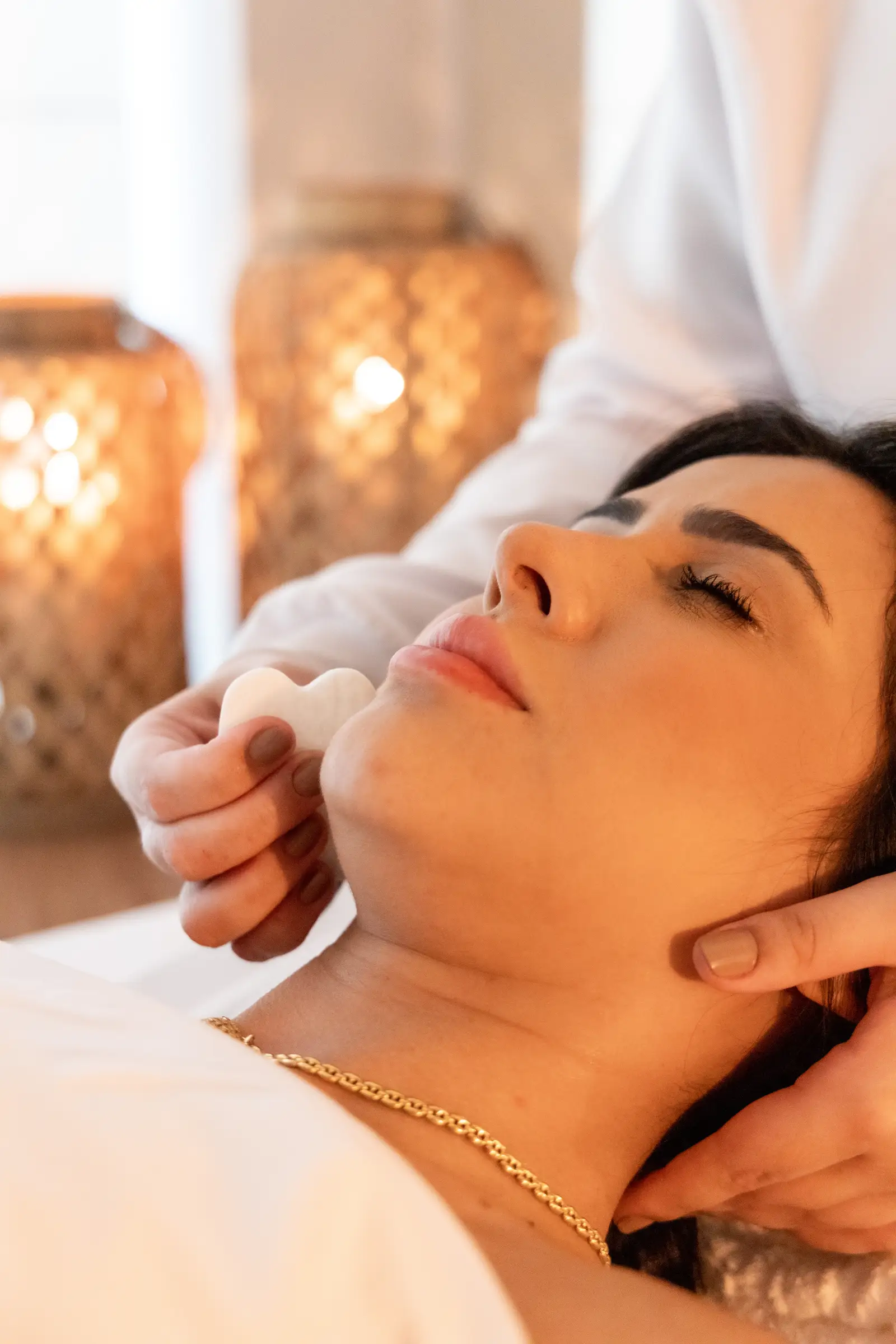 Tratamento facial relaxante com luz natural na You Estética